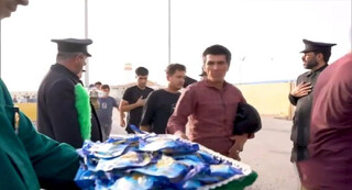 خادمان رضوی، بدرقه گر میهمانانی از کشور همسایه