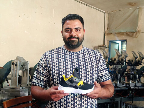 از قطع دو پا تا تولیدکننده برتر / ساعتی در کارگاه تولیدی علیرضا احمدخانی، جوان معلول هیدجی