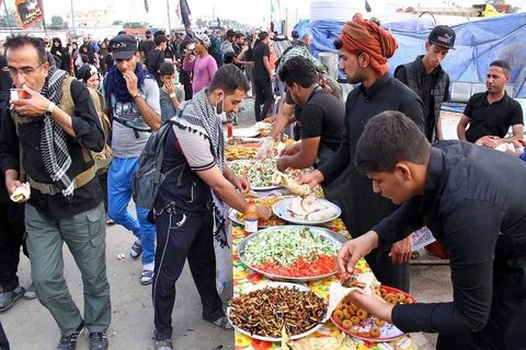 میزبانی سخاوتمندانه مردم آبادان و خرمشهر در شلمچه از زائران حسینی