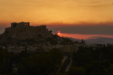 عکس روز | آتشسوزی در آتن همچنان ادامه دارد