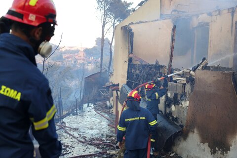 عکس روز | آتشسوزی در آتن همچنان ادامه دارد