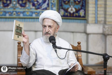 کتاب «پرسشها و پاسخها» با حضور آیتالله العظمی سبحانی رونمایی شد