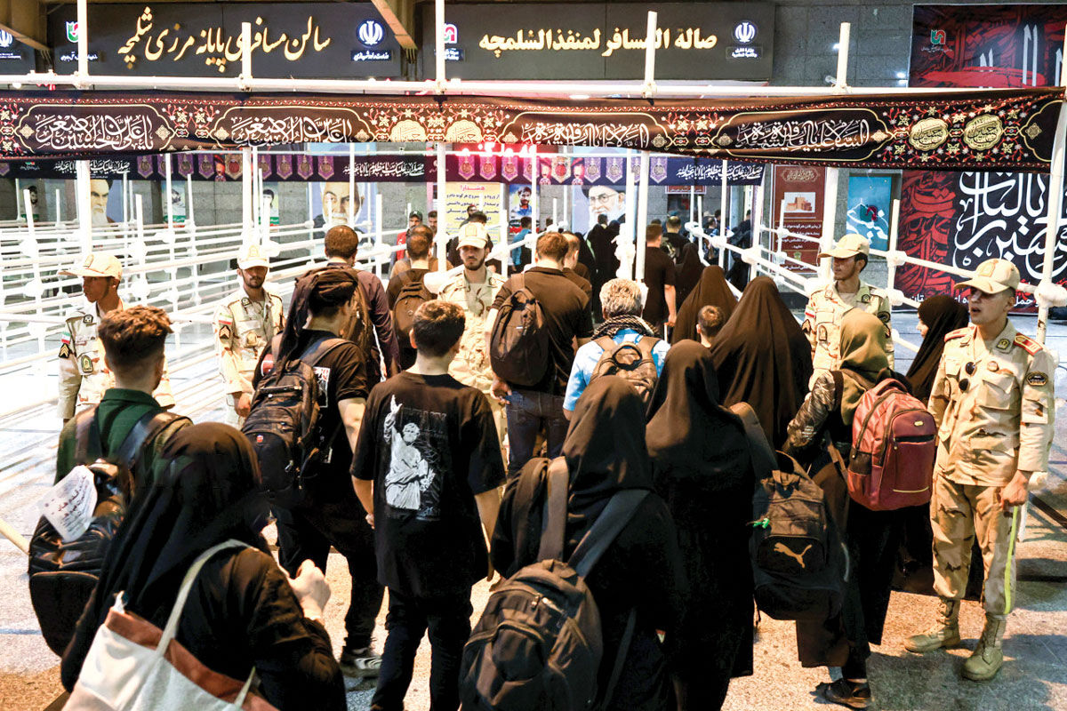 فرش قرمز خدمت‌رسانی زیر پای زائران اربعین