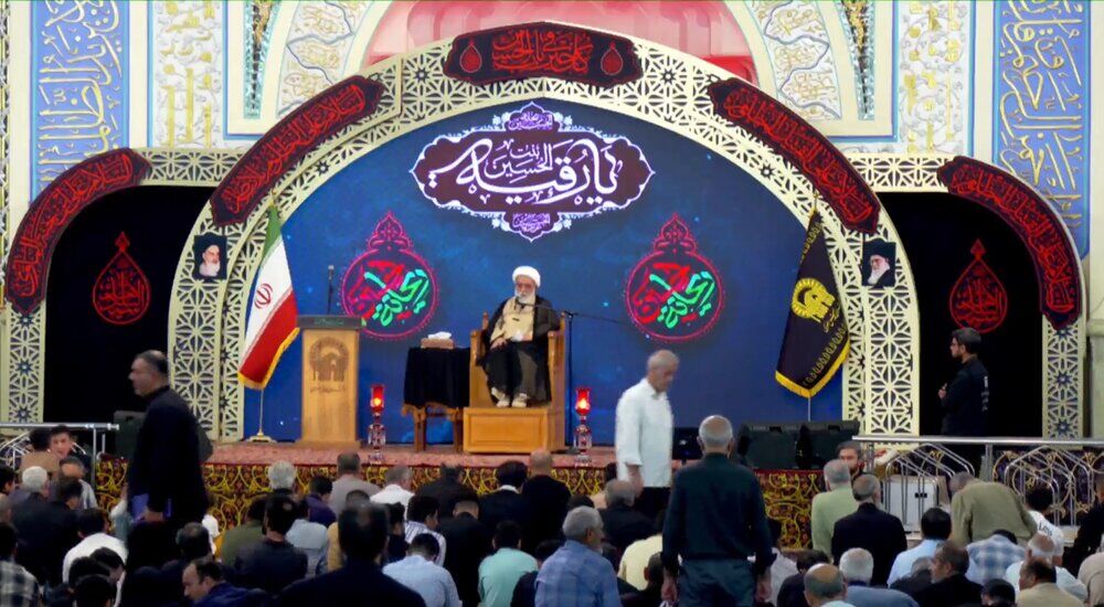 دبیر شورای عالی حوزه های علمیه در حرم رضوی؛ صبر و ایستادگی ملت ایران، ادامه راه اهل‌بیت علیهم‌السلام است
