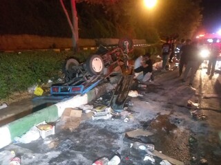 مهار آتش سوزی پس از تصادف با نجات مصدومان
