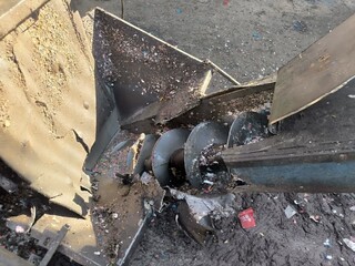 نجات کارگر گرفتار شده در دستگاه خردکن پلاستیک