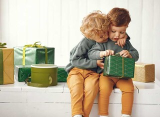 خطرات پنهان خرید مداوم هدیه برای فرزندان/ چرا هدیه‌های زیاد، به ضرر کودکان است؟