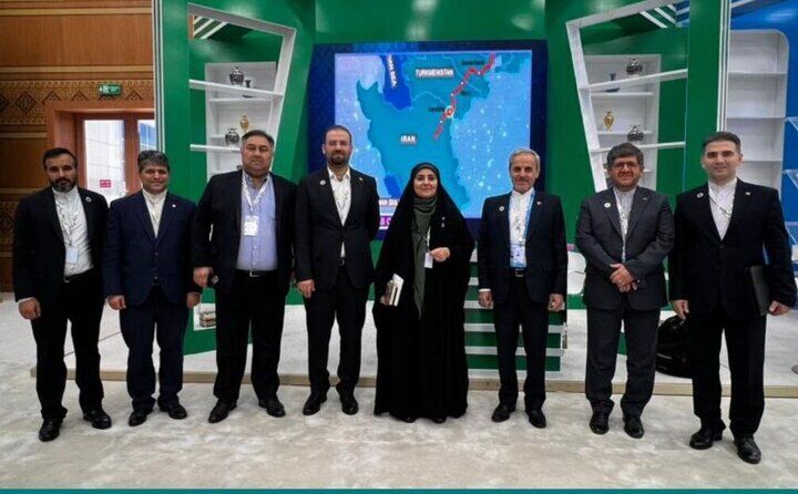 بازدید وزیر راه از غرفه ایران در اجلاس کشورهای محصور در خشکی