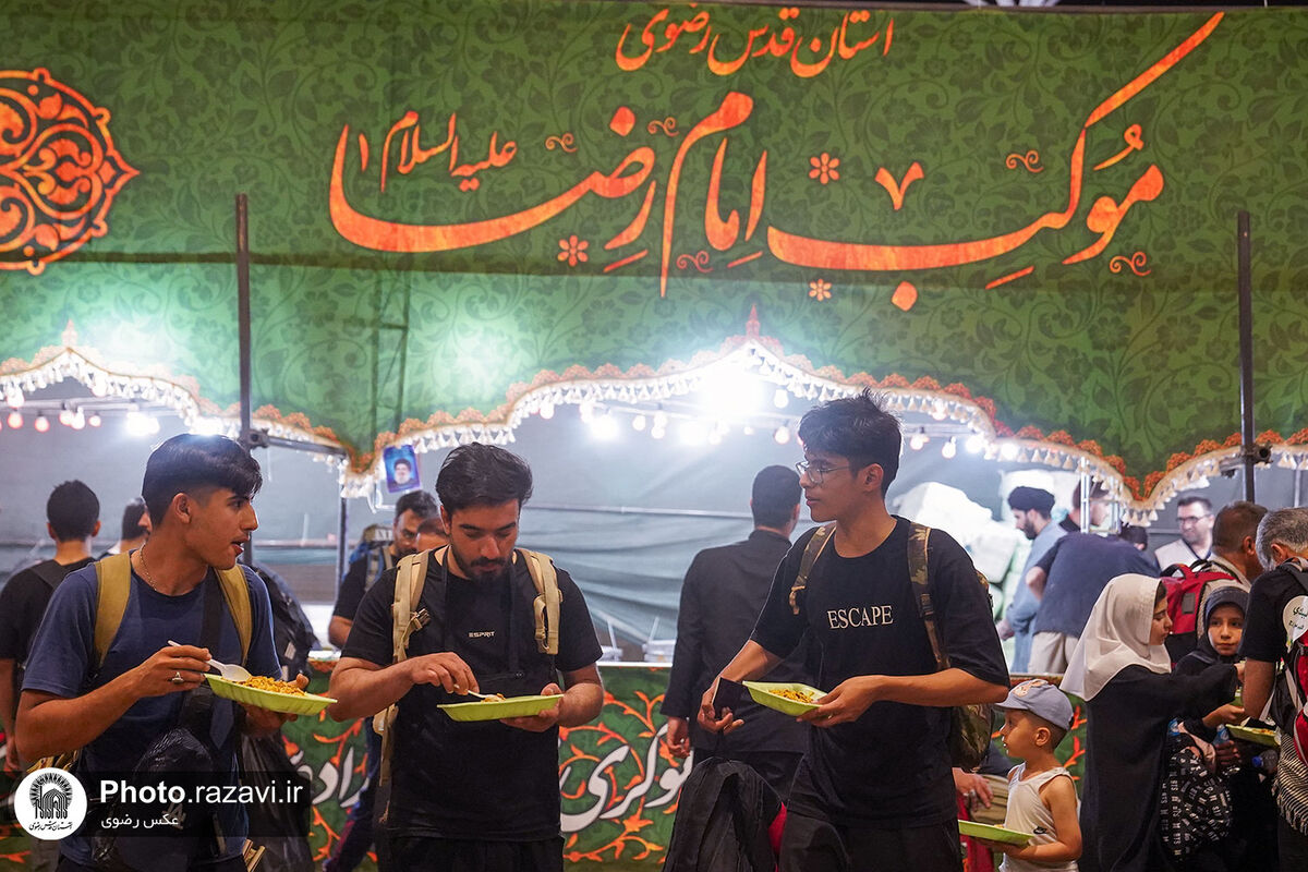 خادمان رضوی در تدارک سفره اربعین در مرز مهران