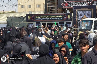 خدمت‌رسانی به زائران اربعین حسینی در نجف اشرف زیر پرچم متبرک حرم رضوی