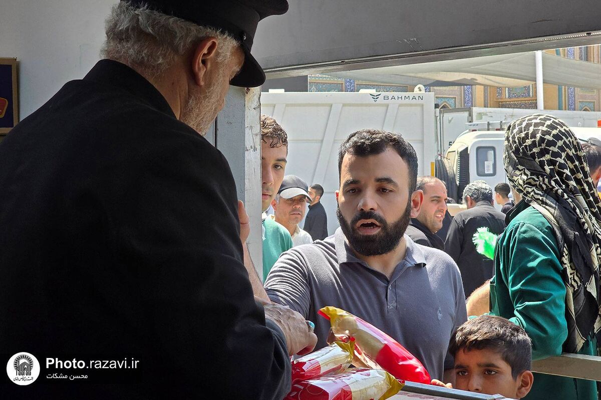 در آستانه اربعین حسینی؛
موکب کفشداران افتخاری حرم مطهر رضوی میزبان زائران اربعین حسینی در کاظمین شده‌اند