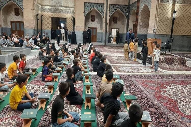 قرآن‌آموزی به سبک کودکانه در حرم مطهر رضوی