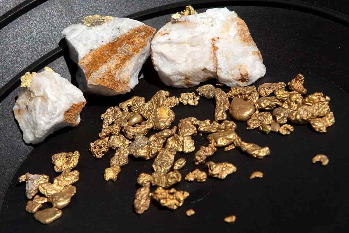 تاراج «سیلیس» در همدان تیشه بر پیکره طبیعت می‌زند