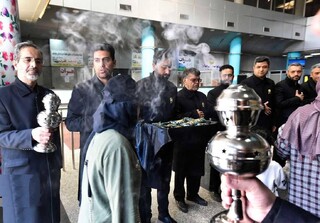 مراسم استقبال خادمان رضوی از زائران در پایانه‌های مسافربری مشهدالرضا (ع)