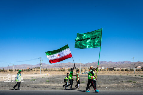 زائران پیاده حرم امام رضا علیه السلام