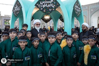 خدمت سبزپوشان کوچک امام رضا(ع) در شربت خانه امام جواد(ع)