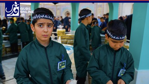 کودکان خادم در شربت خانه امام جواد(ع) در حرم رضوی