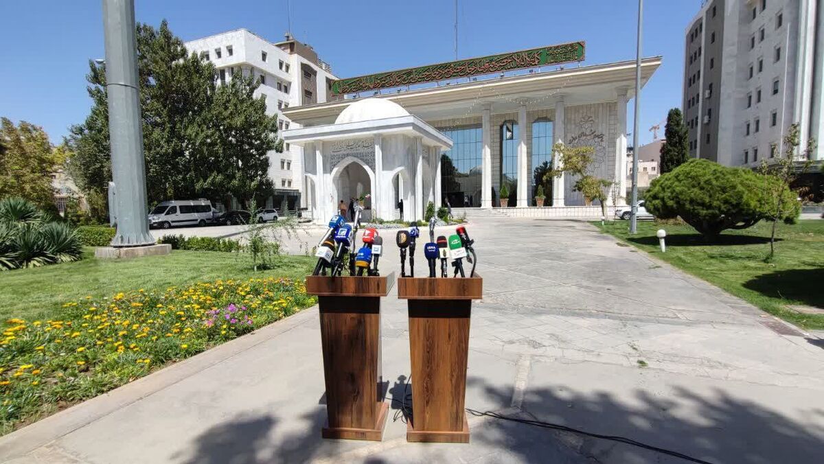 وزیر راه در میان خبرنگاران رسانههای خراسان رضوی حاضر نشد! وزیر راه در میان خبرنگاران رسانههای خراسان رضوی حاضر نشد!