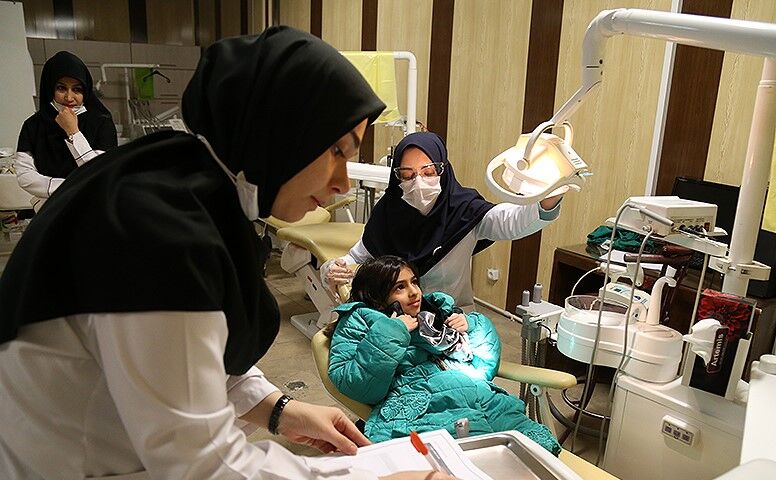 معاون فرهنگی و دانشجویی وزیر بهداشت: فعالیت ۵۰ هزار پزشک زن در سراسر کشور/ کمبودی نداریم