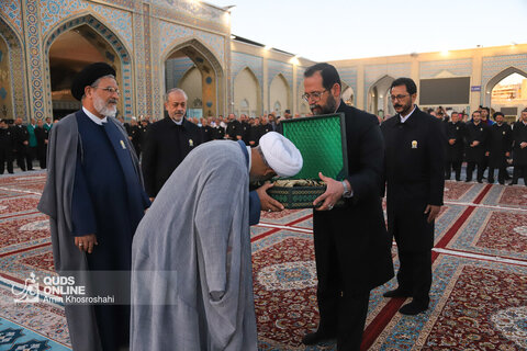 آیین تعویض پرچم گنبد و پوش ضریح مطهر رضوی
