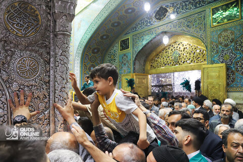 آیین تعویض پرچم گنبد و پوش ضریح مطهر رضوی
