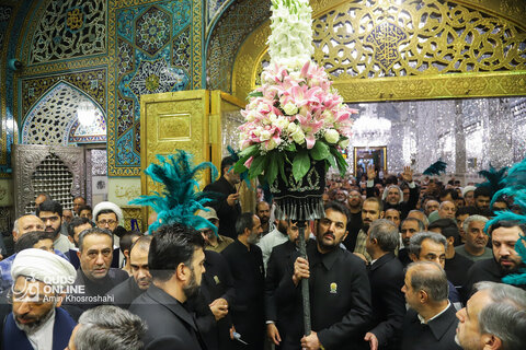 آیین تعویض پرچم گنبد و پوش ضریح مطهر رضوی