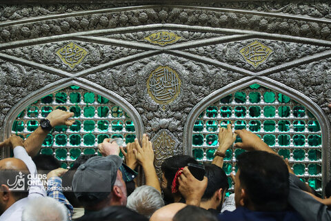 آیین تعویض پرچم گنبد و پوش ضریح مطهر رضوی