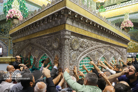 آیین تعویض پرچم گنبد و پوش ضریح مطهر رضوی