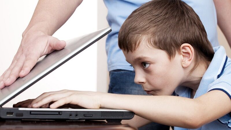 آیا اعتیاد به اینترنت ریشه در کودکی دارد؟