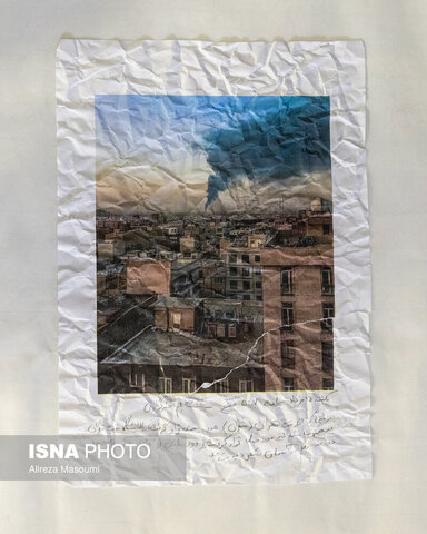 من هم کاری را نیمه‌تمام رها کرده بودم! آخرین تصویری که به یاد دارم، میز کارم بود و در جایی دیگر، ابری سیاه در آسمان تهران. این تمام چیزی است که ثبت کردم.
