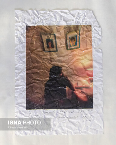 این روزها از ذهنم پاک نمی‌شوند و هر بار که سعی می‌کنم به آن‌ها فکر نکنم، باز به سراغم می‌آیند. حتی اگر آن‌ها را در سطل زباله انداخته بودم، دوباره به سراغشان می‌رفتم و با وسواس بیشتری نگاهشان می‌کردم. لحظاتی در برخی روزهای پس از این دوازده روز، برایم مثل برزخی بی‌انتهاست که نه پایان دارد و نه آرامش.
