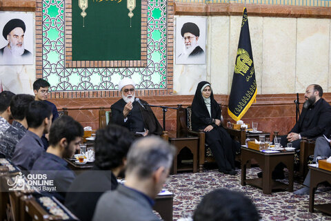 دیدار جمعی از دانش‌آموزان نخبه خراسان رضوی با تولیت آستان قدس رضوی