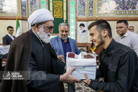 دیدار جمعی از دانش‌آموزان نخبه خراسان رضوی با تولیت آستان قدس رضوی