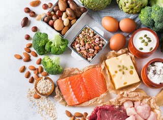 محدود کردن یا حذف مواد پروتئینی در دوران شیردهی برای مادر و نوزاد مضر است