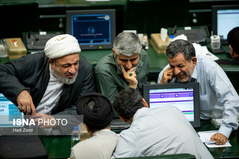 تصاویری از صحن علنی مجلس با حضور وزیر نیرو