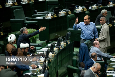 تصاویری از صحن علنی مجلس با حضور وزیر نیرو