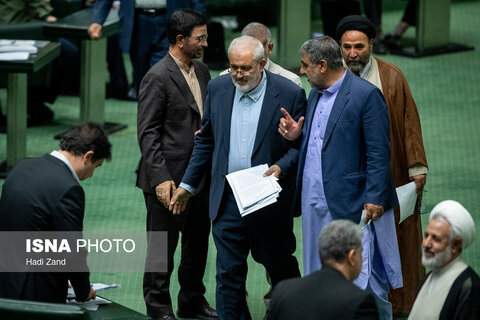 تصاویری از صحن علنی مجلس با حضور وزیر نیرو