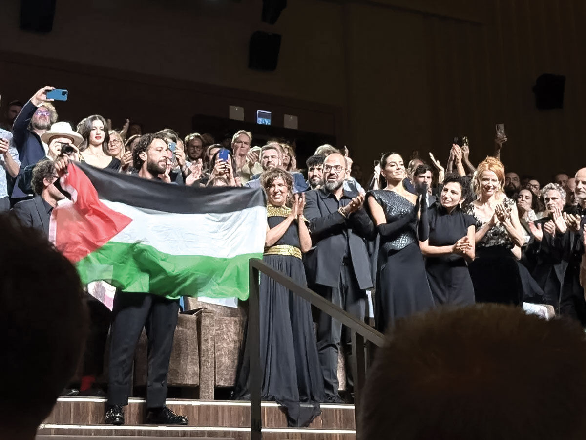 ۲۳ دقیقه تشویق ایستاده بهاحترام آرمان فلسطین ۲۳ دقیقه تشویق ایستاده بهاحترام آرمان فلسطین