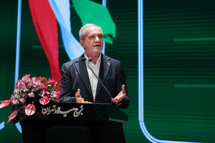 رئیس جمهور: ما از نسل جدید عقب مانده‌ایم؛ نسلی تربیت کنیم که به فکر مهاجرت نباشد
