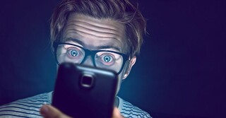 مضرات نور تلفن همراه برای چشم‌ها/ خطر کوری چشم با نور گوشی موبایل