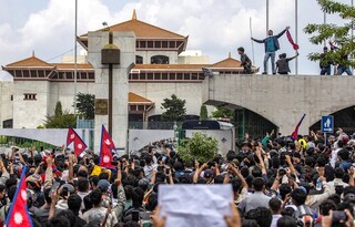 نخست وزیر نپال استعفا کرد؛ معترضان منازل مقامات را به آتش کشیدند