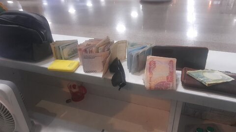 کارگر نجیب مشهدی، کیف پول یک میلیاردی را به صاحبش بازگرداند