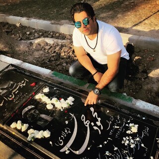 شوخی جالب مرحوم امید جهان با عکس خود و مقایسه با محمدرضا گلزار