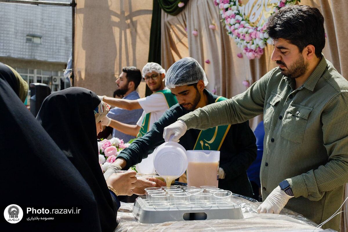 ارادت نوجوانانه به پیامبر مهربانی با عطر گلاب و ذکر صلوات