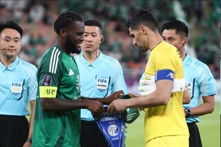 داور معروف چینی بازی تراکتور و شباب الاهلی را سوت می‌زند