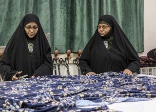 دوخت ۳ هزار چادر ویژه زائران حرم امام رضا(ع) توسط خدمه خواهر