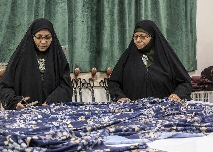 دوخت ۳ هزار چادر ویژه زائران حرم امام رضا(ع) توسط خدمه خواهر