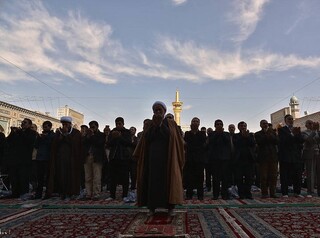 دست‌های نیاز زائران حرم رضوی برای طلب باران به آسمان بلند شد