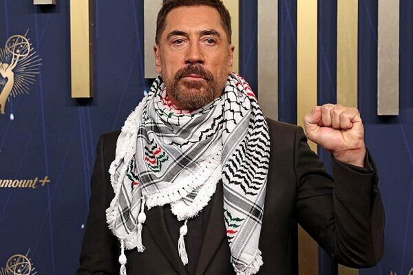 خاویر باردم با چفیه روی فرش قرمز امی شعار فلسطین را آزاد کنید سر داد