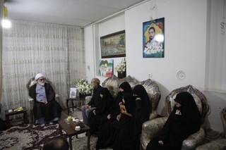 دیدار تولیت آستان قدس رضوی با خانواده آتش‌نشان فداکار مشهدی رضا فخریان